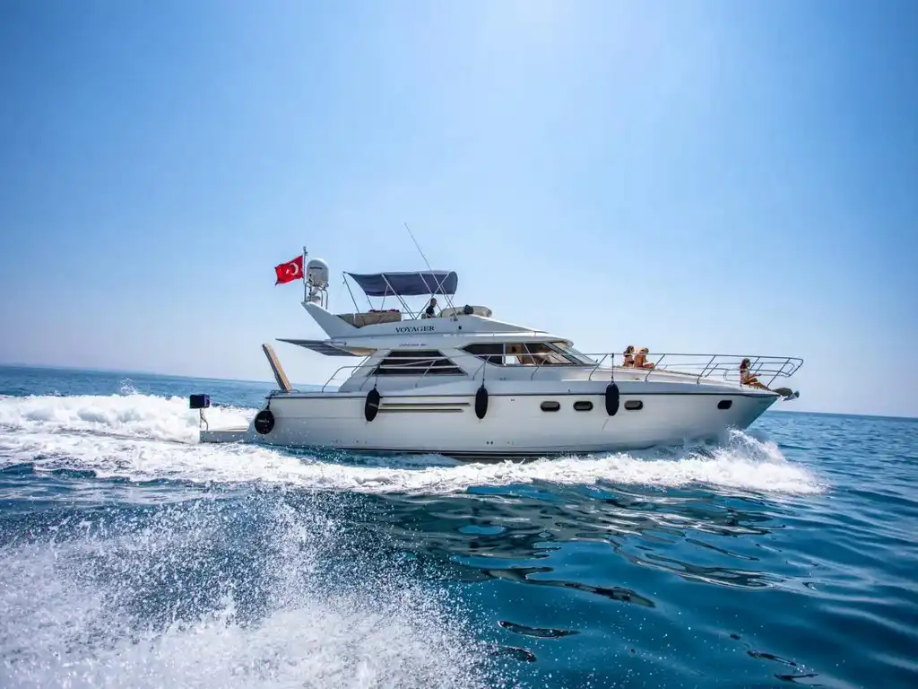 YACHT VOYAGER